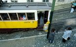 Avaria no Elevador da Glória, em Lisboa, causa vítimas; bombeiros no local