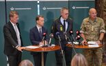O ministro da Defesa, Troels Lund Poulsen, à esquerda, junto do ministro da Justiça, Peter Hummelgaard, e de representates da polícia e Forças Armadas 