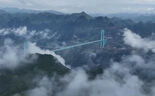 A ponte mais alta do mundo abre oficialmente ao trânsito na província chinesa de Guizhou