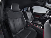 Interior do Audi Q3 Sportback, com bancos em couro e detalhes desportivos