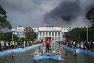 Protesto em frente ao parlamento no Nepal após incêndio
