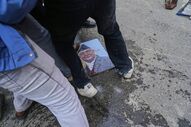 Protesto contra o Parlamento do Nepal com imagem de político pisada