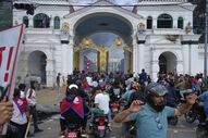 Protestos no Nepal com manifestantes junto ao Parlamento