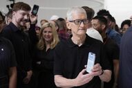 Tim Cook apresenta o iPhone 17, com melhorias na bateria e câmaras