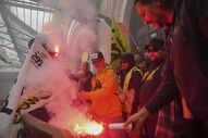 Protestos em França contra plano de austeridade, com confrontos e detenções