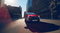 Renault Clio reinventado marca presença marcante nas ruas de Paris.
