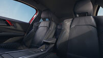 Interior renovado do Renault Clio destaca nova geração e design reimaginado.
