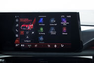 Ecrã do Renault Clio mostra opções de configuração e funcionalidades