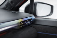 Interior renovado do Renault Clio, com foco no painel e detalhes em azul