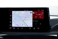Painel com GPS, rádio RTL2 e climatização num Renault Clio