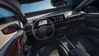 Interior moderno do Renault Clio com painel digital e detalhes sofisticados
