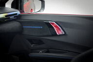 Interior reinventado do Renault Clio, com detalhes em vermelho e azul