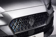 Novo Renault Clio com grelha e logo renovados apresentado em Paris antes do Salão de Munique