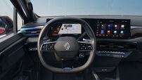 Interior do Renault Clio: painel moderno com ecrãs e navegação em destaque