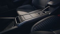 Interior renovado do Renault Clio exibe consola central elegante e funcional