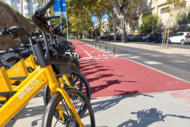 Bicicletas amarelas 'Oeiras Move' estacionadas junto à ciclovia
