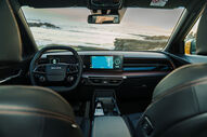 Interior da pick-up elétrica KGM Musso EV com vista para o mar