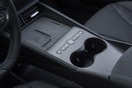 Interior do BYD Seal 6 DM-i com carregador wireless e porta-copos