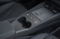 Detalhe do interior do BYD Seal 6 DM-i, com consola central e carregador sem fios