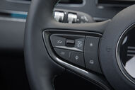 Detalhe do volante do BYD Seal 6 DM-i com botões de controlo e funções de assistência