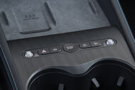 Detalhe do interior do BYD Seal 6 DM-i com botões de start/stop e modos EV/HEV