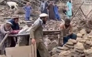 Vídeo mostra destroços espalhados pelas ruas do Afeganistão após sismo atingir país 