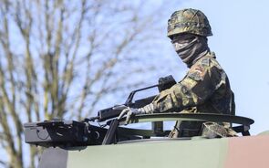 Militar alemão em veículo de combate, com equipamento de proteção