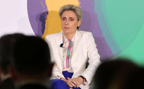 Mulher de blazer branco num evento