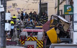 Equipes de emergência no local de um acidente com um elétrico em Lisboa