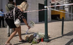 Homenagens às vítimas do acidente no elevador da Glória, em Lisboa