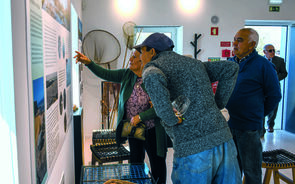 Visitantes exploram o centro interpretativo da Reserva Natural Local Foz Azul em Torres Vedras