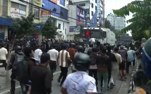 Confrontos entre polícia e manifestantes que cercaram parlamento no Nepal após governo bloquear acesso às redes sociais 