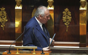 Crise política em França. Deputados chumbam moção de confiança ao Governo