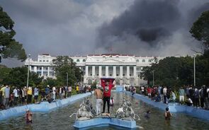 Protesto em frente ao parlamento no Nepal após incêndio