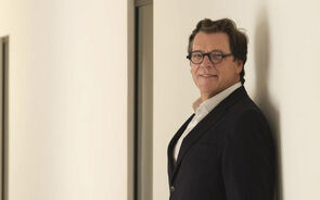 Retrato de homem de óculos, fato e camisa branca