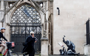 Banksy critica ilegalização da Palestine Action em mural junto a tribunal