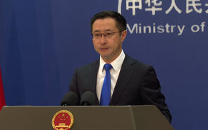 China critica pressão de Trump para que países da NATO apliquem tarifas a Pequim devido à compra de petróleo russo 