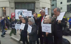 Multidões protestam contra Donald Trump nas ruas do Reino Unido 