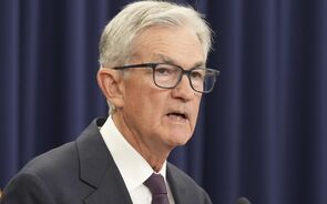 Powell avança com corte de juros de 'gestão de risco' inferior ao que queria Trump
