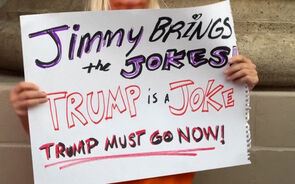 “Jimmy Kimmel fica, Trump sai”: manifestantes protestam contra suspensão do programa do comediante 