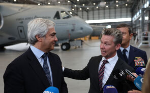 O ministro da Defesa Nacional, Nuno Melo, acompanhado do seu homólogo da Suécia, Pål Jonson, durante uma visita à oficina de manutenção da Esquadra 506 da Força Aérea, junto a um KC-390, na Base Aérea n.º 11, Beja, 