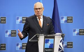 Alar Karis, presidente da Estónia, numa reunião da NATO