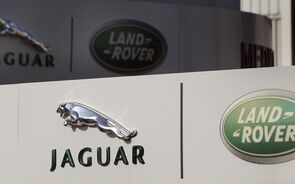 Fábricas da Jaguar Land Rover com produção em suspenso até ao início de outubro
