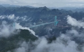 A ponte mais alta do mundo abre oficialmente ao trânsito na província chinesa de Guizhou