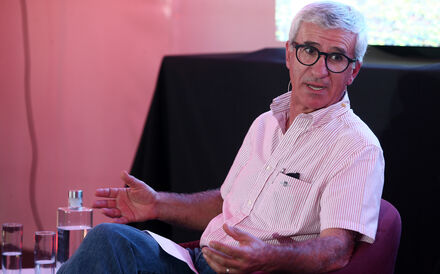 Homem discursa sobre ecoblocos de cânhamo no Baixo Alentejo