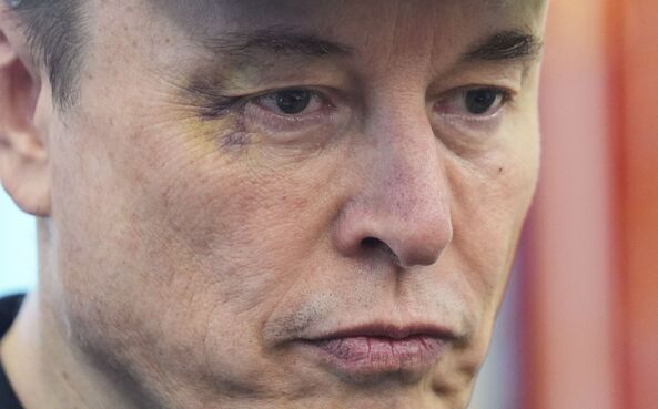 Bruxelas multa rede social X de Elon Musk em 120 milhões de euros