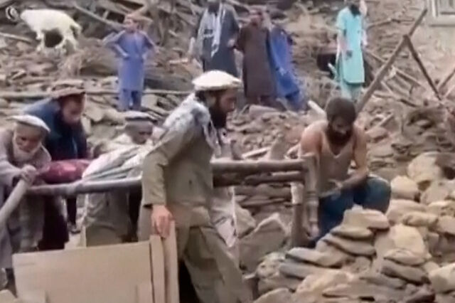 Imagens mostram destruição após sismo no Afeganistão. Número de mortos sobe para 800