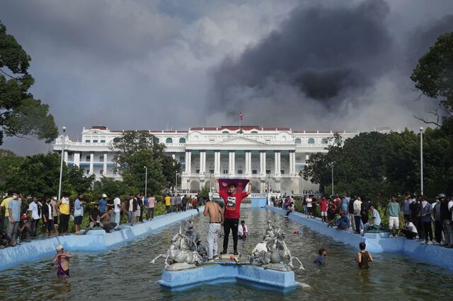 Imagens mostram manifestantes a incendiar Parlamento do Nepal