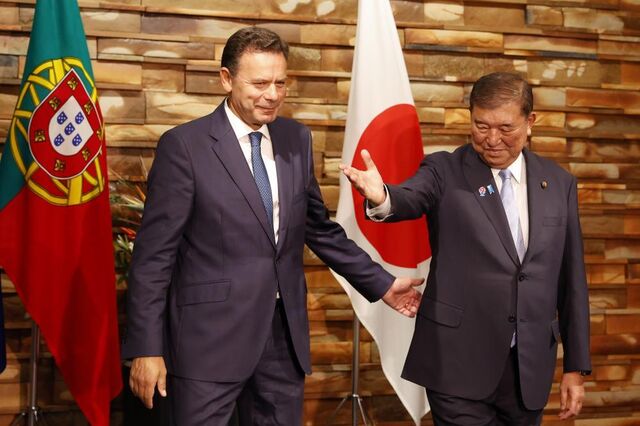 Em pleno comboio-bala, Montenegro promete acelerar TGV em Portugal