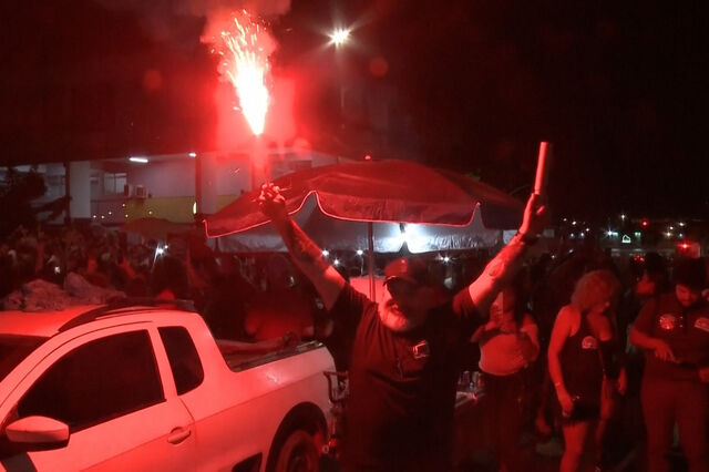 Opositores comemoram condenação de 27 anos de prisão para Jair Bolsonaro